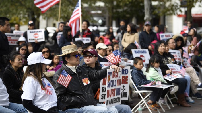 Rassismus in den USA: Viele Amerikaner asiatischer Herkunft unterstützen die Klage gegen die Universität Harvard, wie hier bei einer Demonstration in Boston.