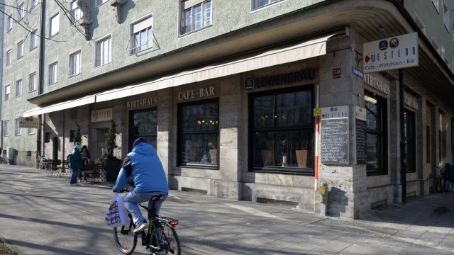 Café Westend: Als Manfred Walter Rott das Café Westend eröffnete, war das Viertel "unansehnlich, unaufgeräumt und dreckig", sagt er.