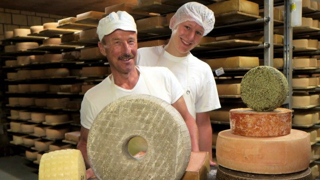 Preisgekrönter Käser: "Käse ist Gefühlssache": Willi Schmid und sein Sohn Nicola, nach dem er eine Käsesorte benannt hat.