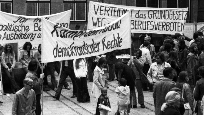 Demokratie: Zum Beispiel in Bielefeld, im Juni 1972: eine Demonstration gegen den Radikalenerlass des Bundeskanzlers Willy Brandt.