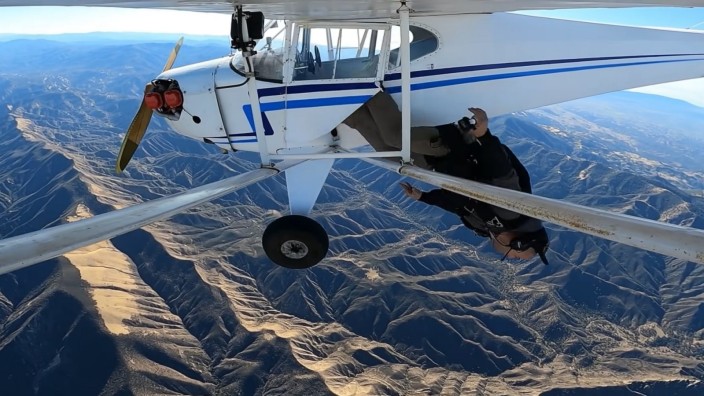 Medien: Motor aus, Tür auf, und auf Wiedersehen: Trevor Jacob springt aus seinem Flugzeug, bevor es abstürzt.