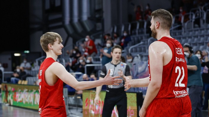 Basketball: Ein Handschlag nach dem 40-Sekunden-Debüt: Kristian Ortelli (li.) wird von seinem Teamkollegen Martinas Geben beglückwünscht.
