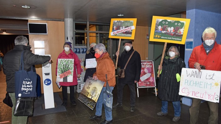 Puchheim: Die Klimawache vor der Sitzung hat mit ihrem Protest keinen Erfolg.
