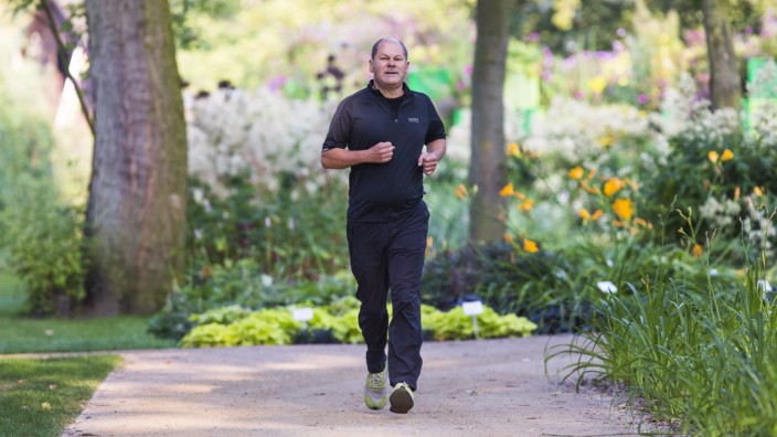 SZ-Kolumne "Ein Anruf bei...": Wer jenseits der 60 noch regelmäßig joggt, kann sich schnell mal verletzen - so wie kürzlich Bundeskanzler Olaf Scholz.