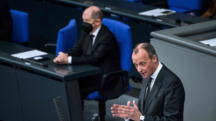 Ukraine-Debatte: "Sie führen nicht": Der neue CDU-Vorsitzende Friedrich Merz hat den Kurs der Bundesregierung in der Ukraine-Krise im Bundestag scharf kritisiert.