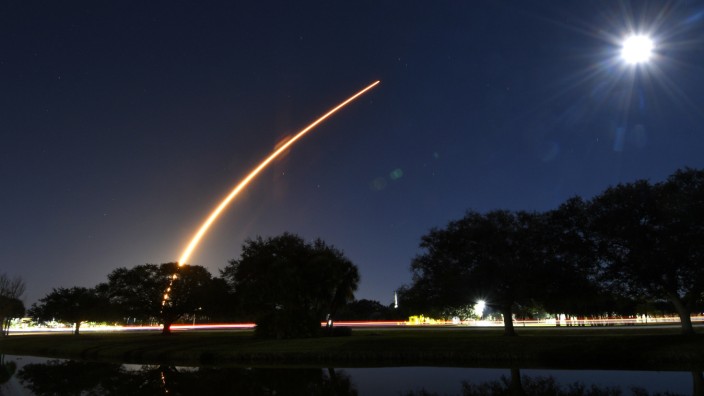 Raumfahrt: Start einer" Falcon 9"-Rakete im Januar: Space-X hat 2022 bereits drei Mal einen Schwarm von Satelliten ins All gebracht.
