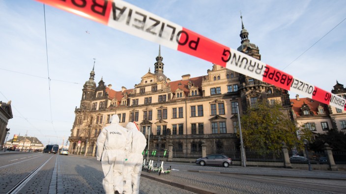 Prozess in Dresden: Zwei Mitarbeiter der Spurensicherung stehen im November 2019 vor dem Dresdner Residenzschloss, in dem sich das Grüne Gewölbe befindet.