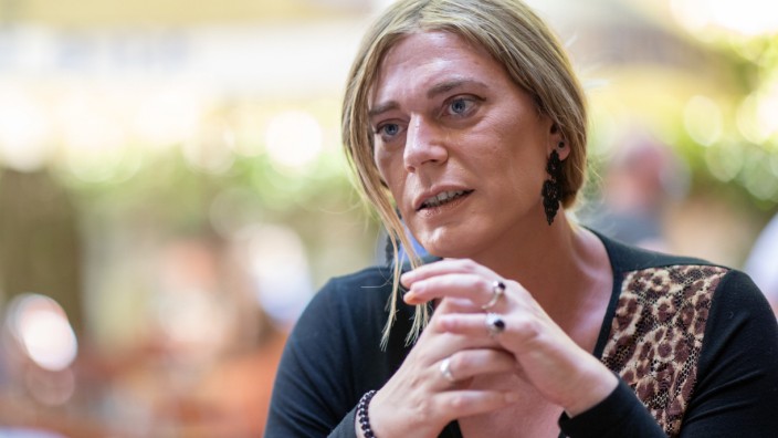 Transfeindlichkeit gegen Politikerin: "Ich bin eine Frau und mein Name ist Tessa Ganserer" - im November 2018 outete sich die Forstwirtin als erste Abgeordnete als trans.