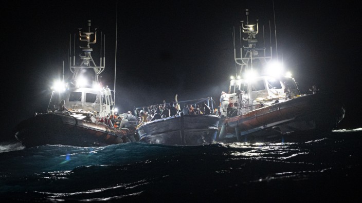 SZ am Abend: Vor der Mittelmeerinsel Lampedusa kommt es immer wieder zu lebensgefährlichen Situationen - hier eine Rettungsaktion der italienischen Küstenwache 2022.