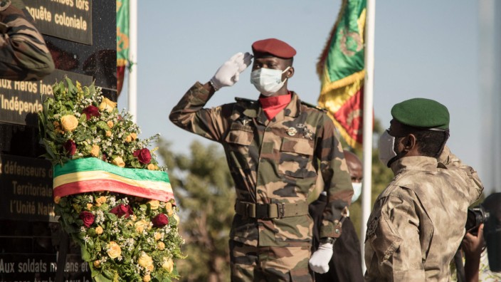 Militärcoups: Hat die Macht übernommen: Malis Übergangspräsident, der Oberst Assimi Goïta (rechts), hier bei den Feierlichkeiten zu Malis "Tag der Armee" am 20. Januar.