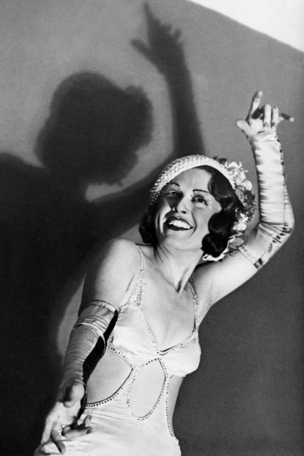 Biografie: Trude Berliner bei einem ihrer letzten großen Auftritte vor der Emigration: Bei der Berliner Uraufführung von "Ball im Savoy" im Dezember 1932 im Großen Schauspielhaus glänzte die jüdische Künstlerin in der Rolle der argentinischen Tänzerin Tangolita.