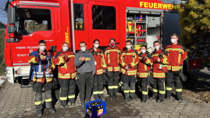 Mitten im Einsatz: Prost: Germeringer Feuerwehrmännern stoßen mit ihrem Geschenk auf diese schöne Geste eines Anwohners an.