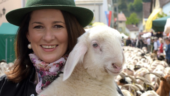 Artenschutz: Kann mit Schafen, aber nicht mit Wölfen: Landwirtschaftsministerin Michaela Kaniber (CSU).