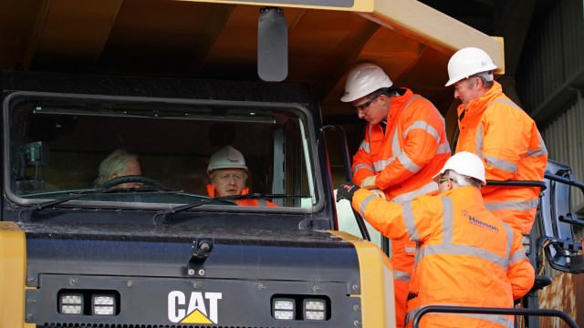 Großbritannien: Das Kalkwerk: Boris Johnson (im Fahrerstand, mit Helm) am Donnerstag in Wales beim Besuch einer Kalkgrube, wo er sich unter anderem sehr große Fahrzeuge zeigen ließ.