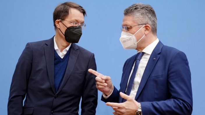 Pandemie: Gesundheitsminister Karl Lauterbach (l.) und Lothar Wieler, Präsident vom Robert-Koch-Institut, äußern sich zur Corona-Lage.