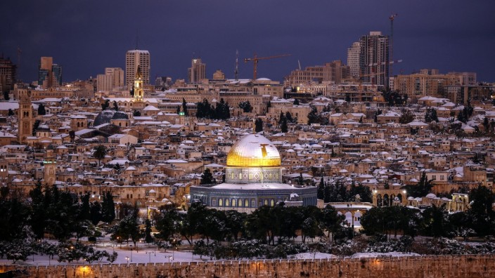 Israel: Ein seltener Anblick: Weiße Dächer in Jerusalem, aufgenommen am Ölberg in dieser Woche.