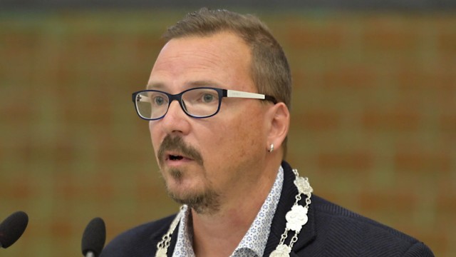 Immobilien-Geschäfte: Bürgermeister Andreas Janson sieht sich Fragen aus der Bevölkerung ausgesetzt.