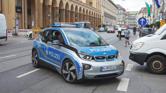 BMW: Es gibt ihn auch als Streifenwagen, hier auf der Maximilianstraße in München: Den elektrischen i3 von BMW.