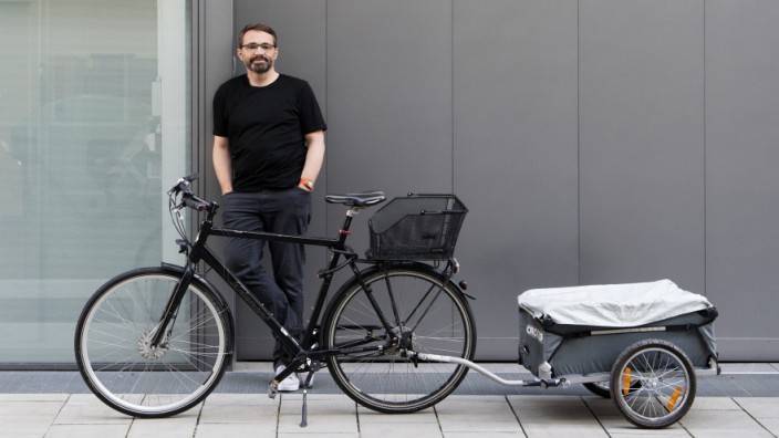 Verkehrswende: Die meiste Zeit braucht Heiko Bielinski gar kein Auto mehr. Die Einkäufe erledigt er mit dem Fahrrad und einem Anhänger.