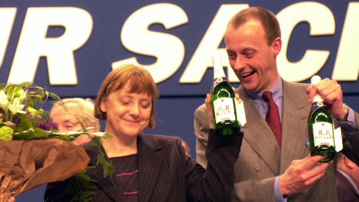 CDU: MM für M und M: Der damalige Unionsfraktionsvorsitzende Friedrich Merz feiert mit Angela Merkel 2000 ihre Wahl zur neuen Vorsitzenden der CDU.