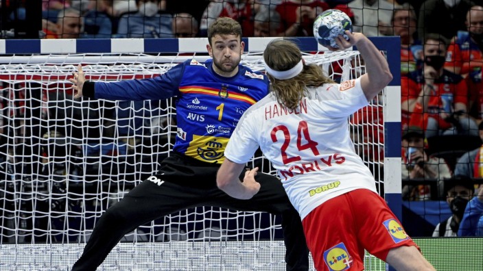 Handball-EM: Dänemarks Mikkel Hansen scheitert am spanischen Torwart Gonzalo Perez de Vargas.