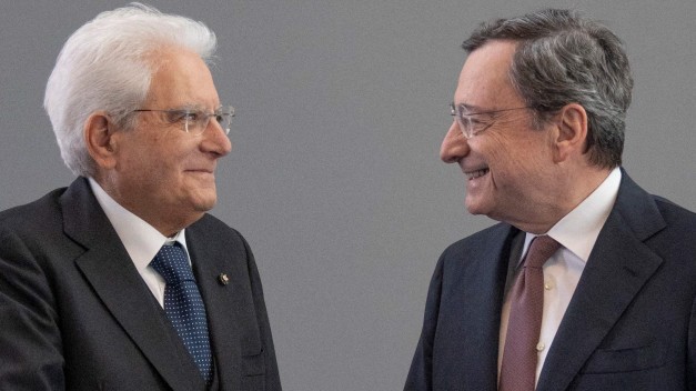 Italien: Mattarella und Draghi bei einem Treffen 2019, als man sich noch ohne Masken begrüßte.