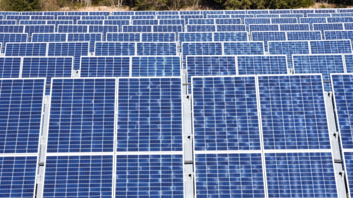 Regenerative Energien: Freiflächen-Solaranlagen auf der grünen Wiese wie diese im Bild sind umstritten.