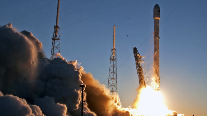 Space-X-Rakete: Die Space-X-Rakete startete am 11. Februar 2015 in Cape Canaveral. Nun könnte ein Teil davon mit dem Mond zusammenstoßen.
