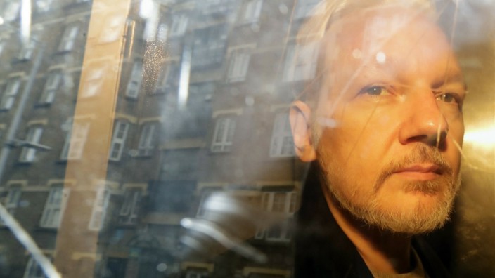 Prantls Blick: Die US-Justiz will dem 50-Jährigen Julian Assange wegen Spionagevorwürfen den Prozess machen. Nun ist die Überstellung in die USA einen Schritt näher gerückt.