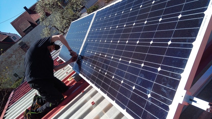 Klimaschutz: Ein Solarmodul wird auf einem Brucker Hausdach montiert.