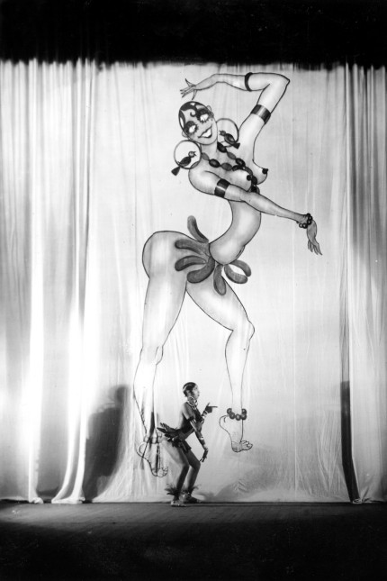 Deutsche Geschichte 1918-1945: Koloniale Denkweisen: die Tänzerin Josephine Baker während eines Auftritts im Berliner Theater des Westens im Jahr 1928.