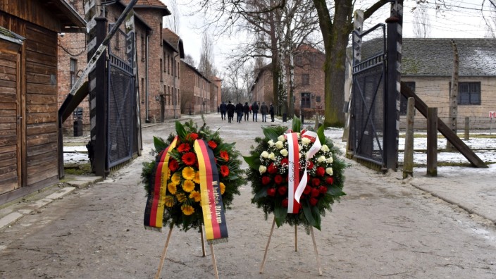 Landkreis-Delegation in Oświęcim: Die Kränze der Partnerlandkreise Dachau und Oświęcim in der Gedenkstätte Auschwitz-Birkenau.