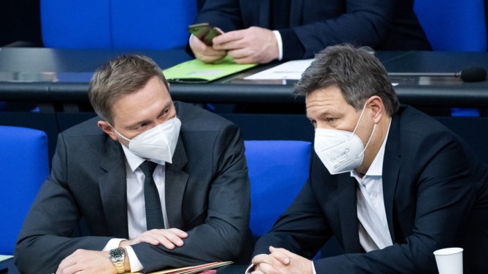 Koalition: Christian Lindner (l., FDP), Bundesminister der Finanzen, und Robert Habeck (Die Grünen), Bundesminister für Wirtschaft und Klimaschutz, unterhalten sich im Deutschen Bundestag während einer Plenarsitzung im Februar.