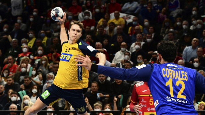 EM-Gold: Lucas Pellas aus Schweden gegen den spanischen Torhüter Rodrigo Corrales Rodal.