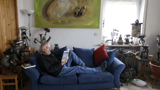 Aus Schrott wird Kunst: Wenn Hermann Hechenberger nicht arbeitet, liest er gerne Wohnzimmer. Auch dort stehen überalle seine Kunstwerke.