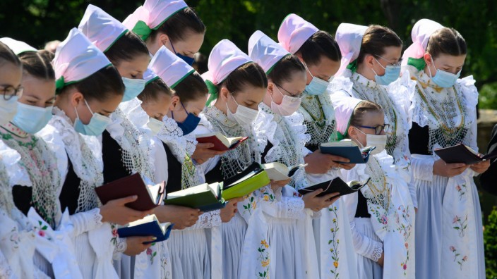 Sorben: Sorbische Brautjungfern in ihren Trachten in Sachsen an Fronleichnam. Frauen kommen in der sorbischen Hymne bislang zu kurz.