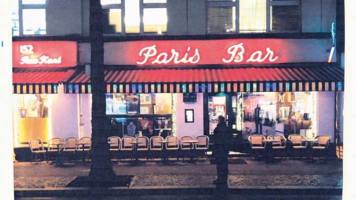 Michel Würthle: "Paris Bar Press Confidential": Während die Pandemie allzu intime Bar-Momente verbietet, gibt es die Paris Bar jetzt auch als Bildband.