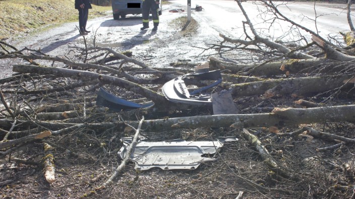 Oberhaching: Beim Überfahren des Baumes wurde die Unterseite des Autos schwer beschädigt.