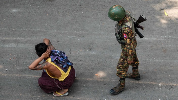 Myanmar: Wer sich gegen das Regime wehrt, gilt als Terrorist: Ein Soldat nimmt einen Demonstranten in Mandalay fest.