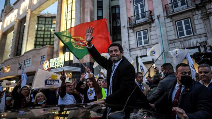 Portugal: Der Rechtspopulist André Ventura begrüßt seine Unterstützer in Lissabon.