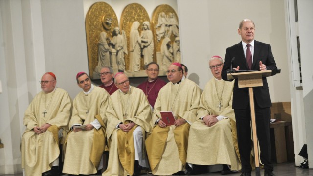 Catholic Church: Olaf Scholz as the first mayor of Hamburg in 2015 at the celebration of the episcopal consecration of Stefan Hesse as archbishop of Hamburg.  Hesse was accused of breaches of duty in the course of the Cologne abuse report.