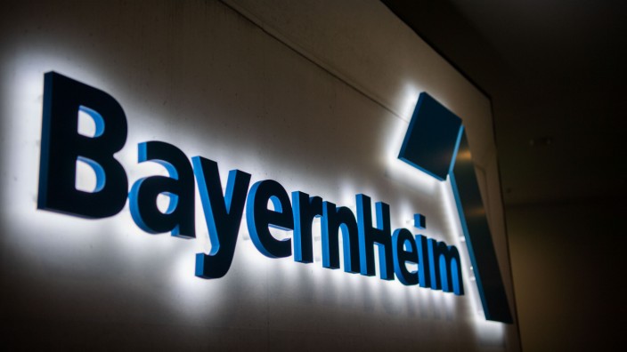 Zwischenbilanz des Bauministeriums: Das Logo der Bayernheim GmbH hängt in der Geschäftsstelle München.