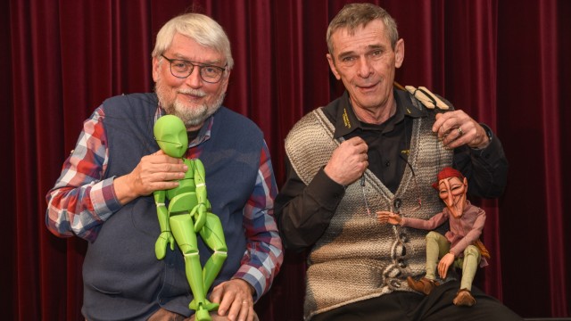 Tölzer Marionettentheater: Für Albert Maly-Motta (links) und Karl-Heinz Bille vom Marionettentheater ist es wichtig, dass das Know-how des Puppenspielens in Bad Tölz nicht verloren geht.