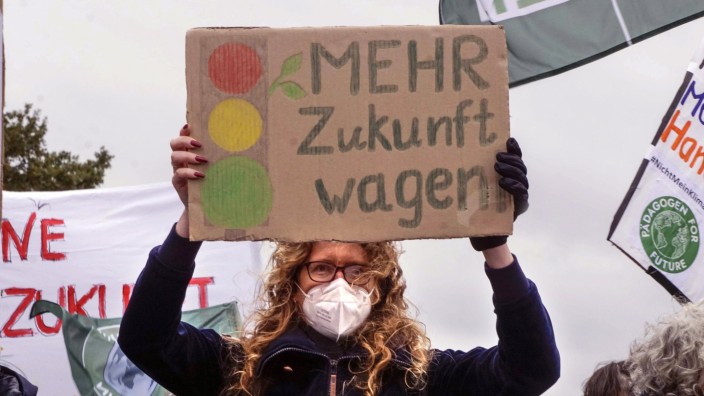 Das Politische Buch: Keine Angst vor dem Volk: Eine "Fridays for Future"-Demonstrantin im Oktober 2021 in Berlin.
