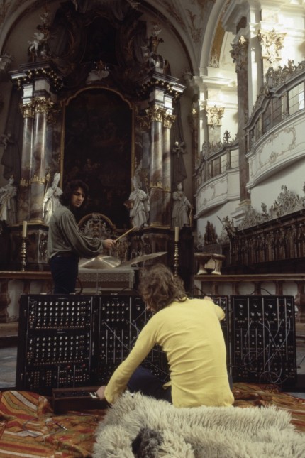 Pop: Florian Fricke vor seinem modularen Moog in der Klosterkirche St. Margareta bei Traunstein - am Schlagzeug Holger Trülzsch.