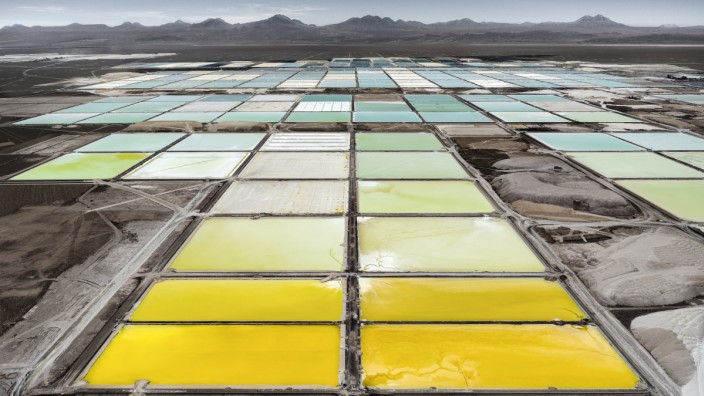 Fotografie: Es gehört zum Stil von Tom Hegen, eine verschandelte Landschaft, eine schlimme Botschaft in etwas Schönem zu transportieren. Dieses Foto zeigt eine Lithium-Abbaustätte in Chile.