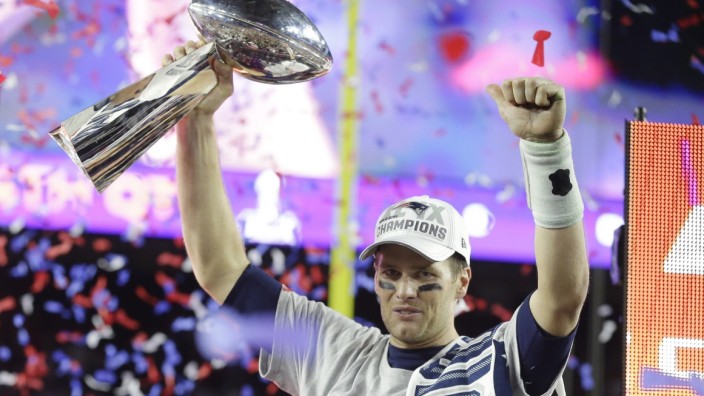 American Football: Tom Brady mit der Vince Lombardi Trophy, die er insgesamt sieben Mal gewann.