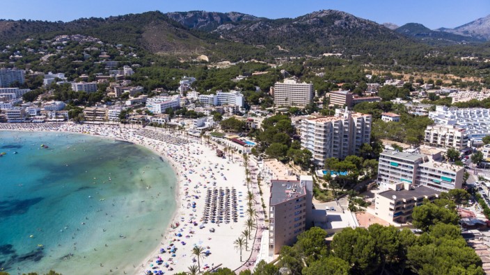 Spanien: Mallorcas Wirtschaft ist sehr vom Massentourismus geprägt, wie hier in der Region Calvia, an der Costa de la Calma bei Peguera. Nun will die Balearenregierung den Tourismus verträglicher machen.