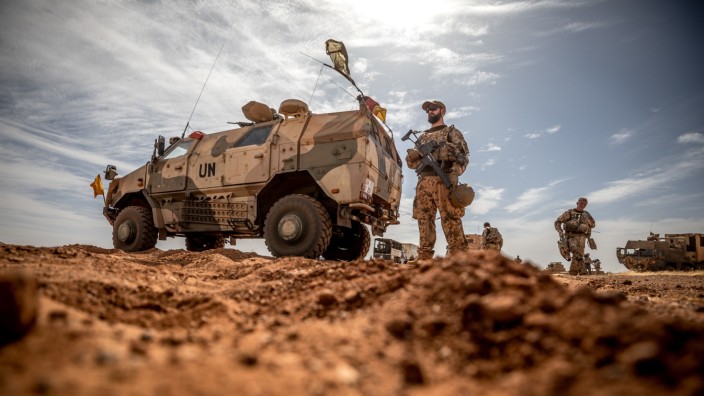 Westafrika: "Kein Selbstzweck": Ein Soldat der Bundeswehr am Flughafen nahe dem Stützpunkt in Gao im Nordosten Malis.