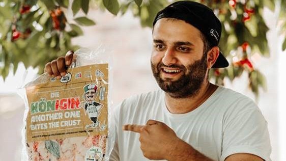 SZ-Serie "Ein Anruf bei ...": Shademan Souri, 31, ist seit sechs Jahren Pizza-Unternehmer in Gießen. Seine erfolgreichste Pizza heißt "Die Königin" (eine klassische "Margherita"), sein Lieblingsverein ist Eintracht Frankfurt.